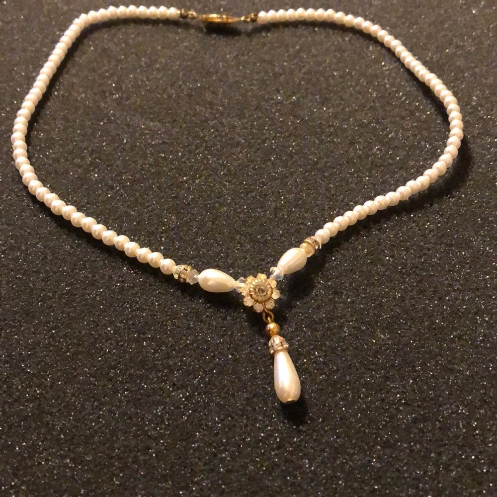 Pearl drop necklace.